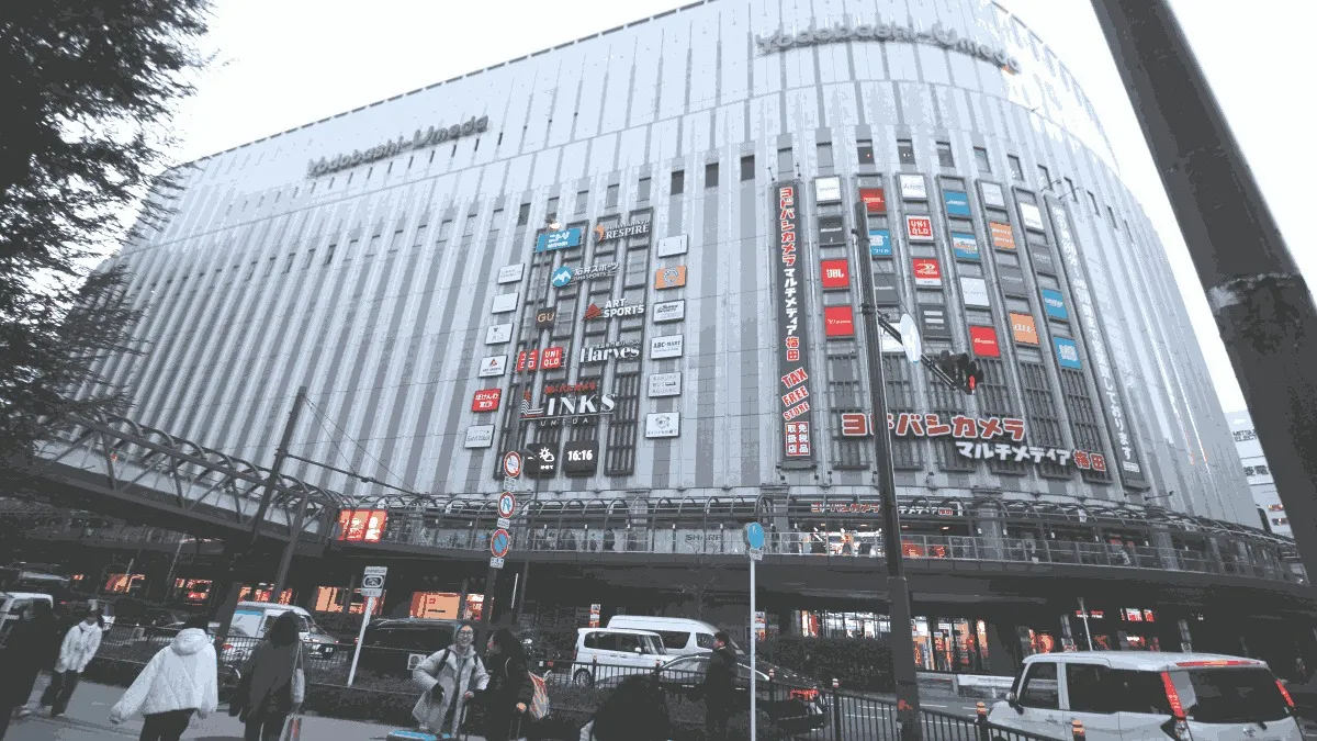 ヨドバシカメラ マルチメディア梅田の店舗外観イメージ（イラスト風）